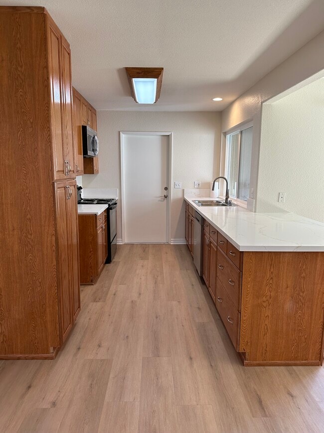 Vista de la cocina con puerta al garaje adjunto - 13784 Sycamore Tree Ln Casa Adosada