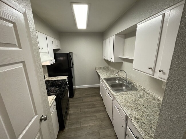 Building Photo - Two bedroom, 1 bathroom apartment