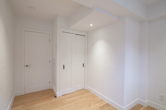 Photo - 4715 Chem. Queen Mary Unit 37