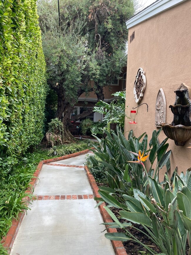 Courtyard - 10662 Wilkins Ave Townhome