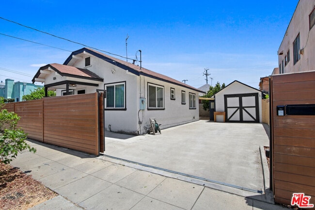 Photo - 1126 N Ardmore Ave Casa