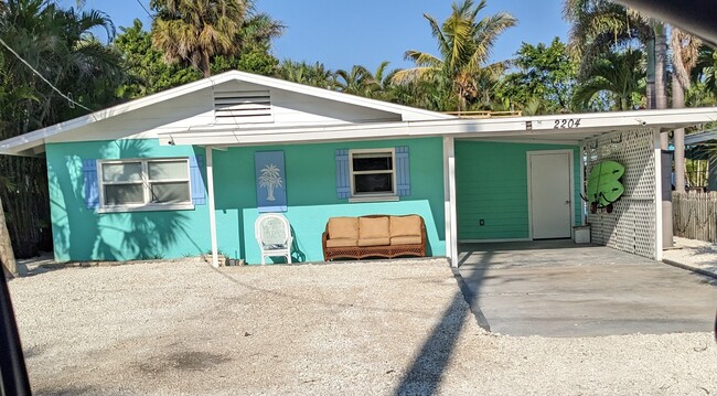 ANNA MARIA ISLAND a few steps to Beach complete remodel - 2204 Avenue C House