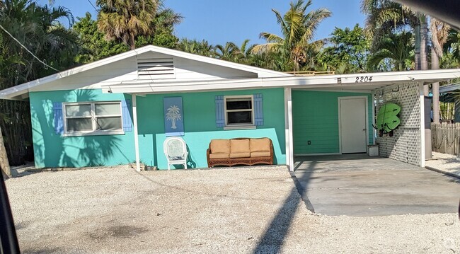 ANNA MARIA ISLAND  a few steps to  Beach complete remodel - 2204 Avenue C Rental