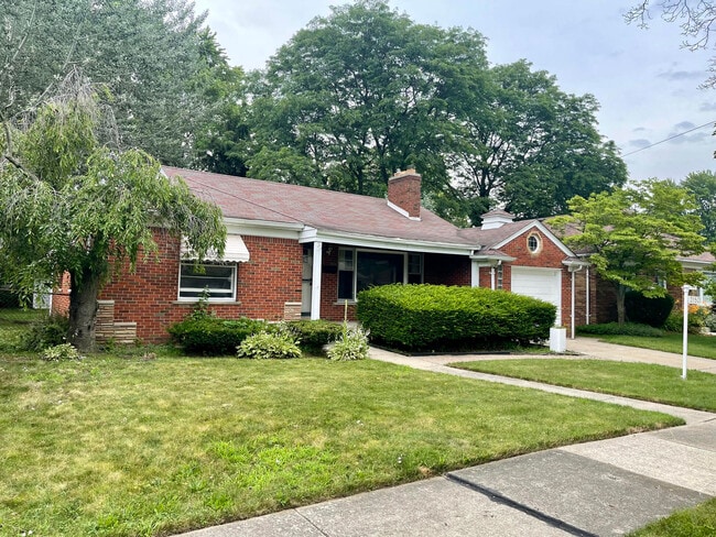 Photo - 21521 Benjamin St