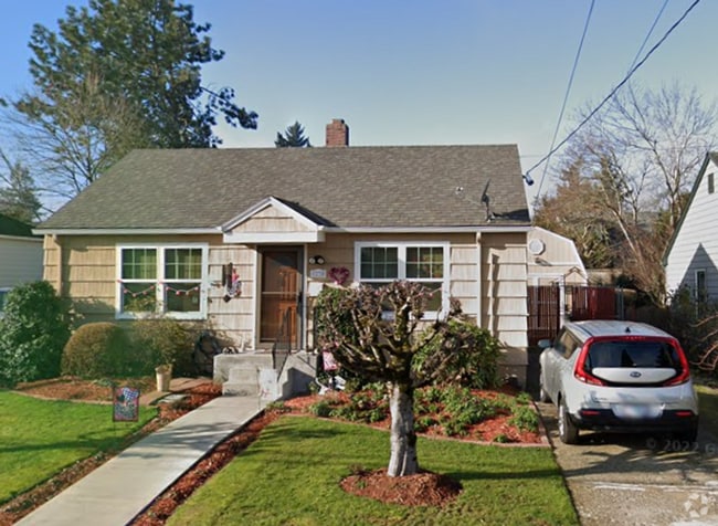 Building Photo - Classic 2 Bed 1 Bath Home with Contemporar...