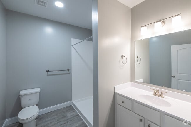 2BR, 2BA - 1,250SF - Primary Bathroom