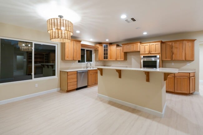 Photo - Large 5 Bedroom 4 bathroom Home