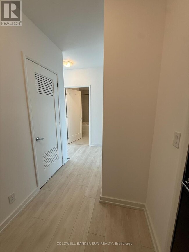 Photo - 75 James St S Unité 2502