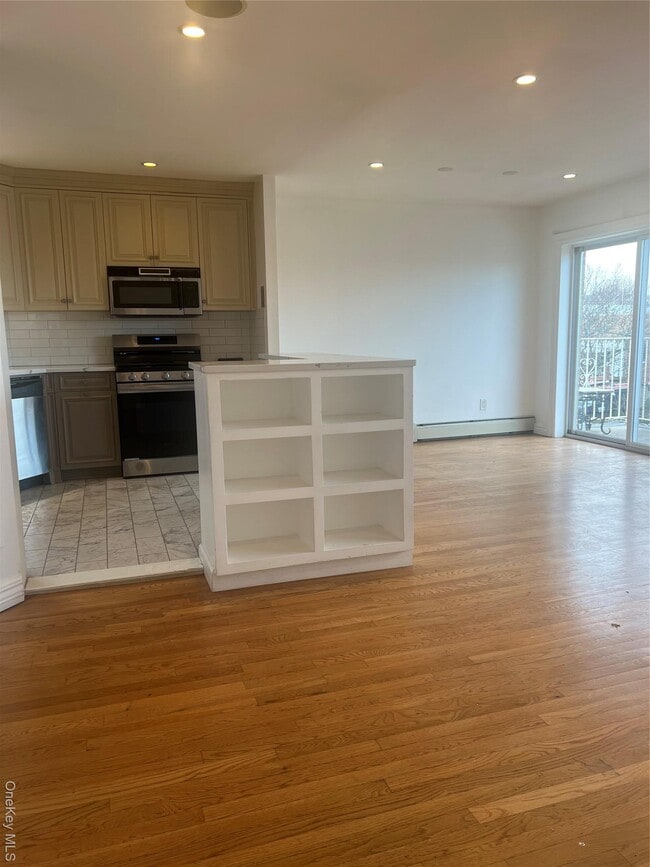 Photo - 20-05 Hazen St Unit 3FL