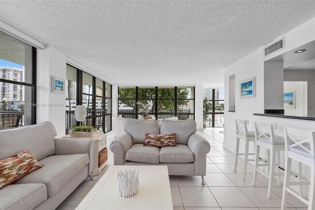 Photo - 1000 Parkview Dr Unit 221