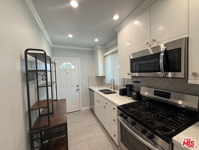 Building Photo - 1935 N Hollywood Way Unit C Rental