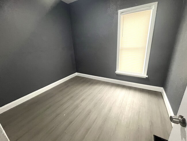 Photo - 909 W 17th St