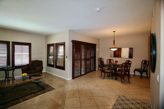 Photo - 820 Canterra St
