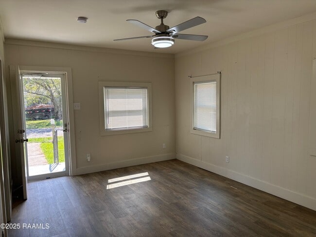 Photo - 202 Adelma St