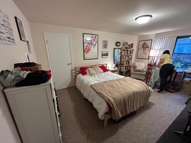 Building Photo - 134 E Johnson St Unit 103