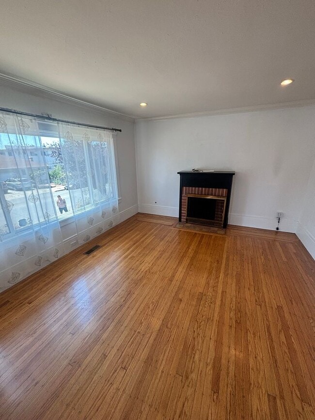Photo - 2 bedroom home w/a beautiful backyard! AVAILABLE NOW!