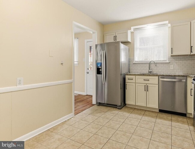 Photo - 305 American Way