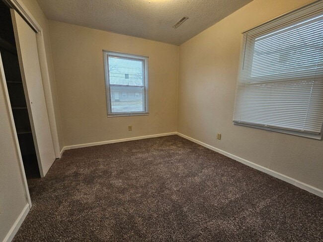 Photo - NE 3 bedroom 1 bath, no stairs, 2 stall garage. Near Hyvee