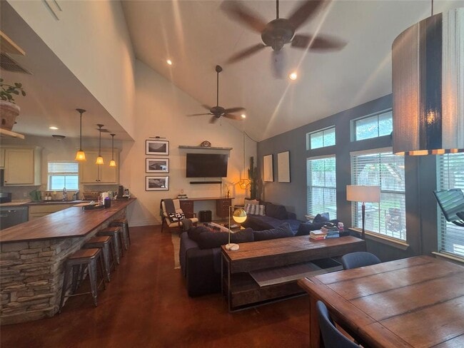 Photo - 408 W Croslin St