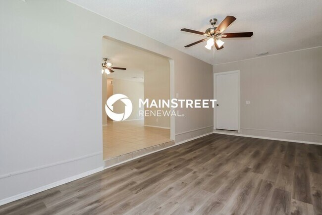 Photo - 3 Bedroom Pet-Friendly Home in Saint Petersburg, FL with Main Street Renewal