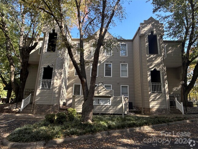 Building Photo - 300 S Cedar St Unit 3 Rental