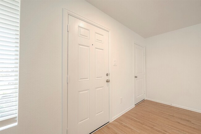 Photo - 1491 Las Cuevas Dr