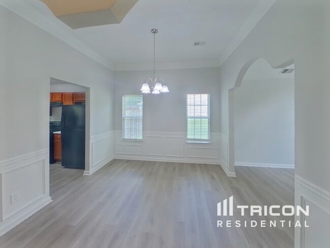 Photo - 660 Escalade Dr