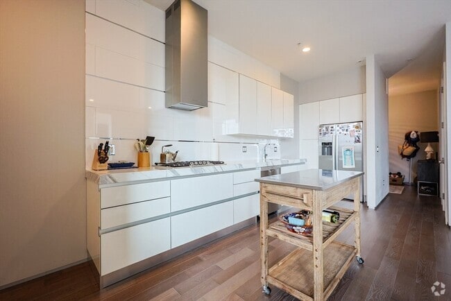 Building Photo - 537 E 1st St Unit 1 Rental