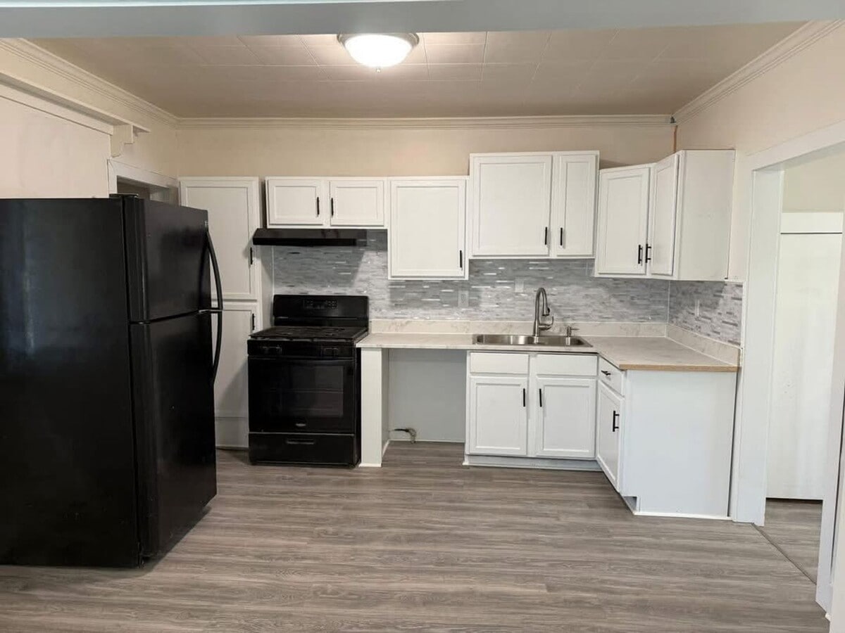 Photo - House for rent in Wilson Blvd near Planet Fittness and shopping center.