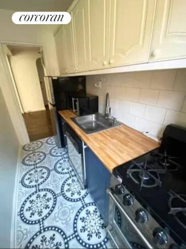 Photo - 305 W 52nd St