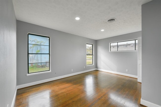 Photo - 1913 Scarborough Ln