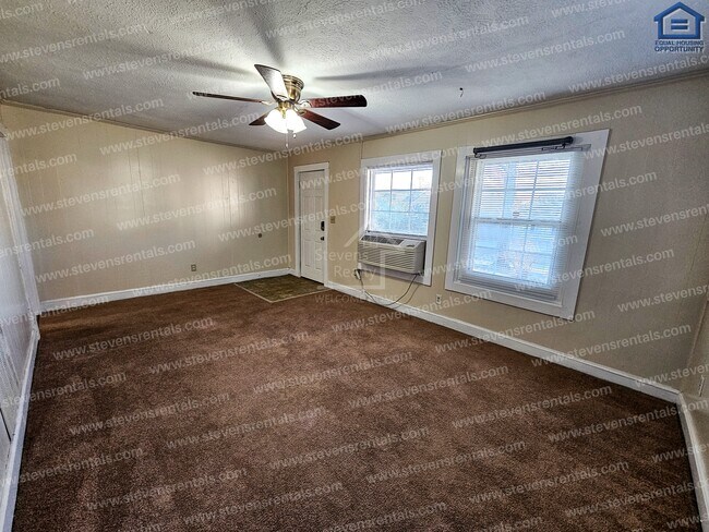 Photo - 477 W End St