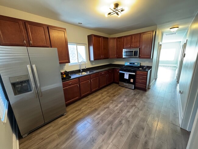 Building Photo - 5410 W Wrightwood Ave Unit Wrightwood  #2