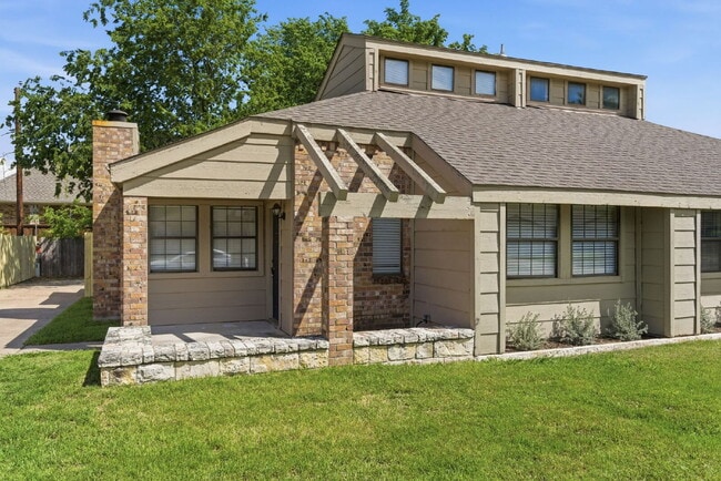 "Bright and Spacious 2-1 Duplex with Flexible Loft Space in Prime Keller Location!"
