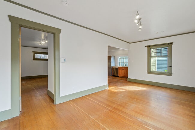 Photo - 950 Hiawatha Pl S