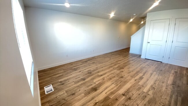 Photo - Modern 4 Bedroom Townhome in Cedar City. Pet Friendly!