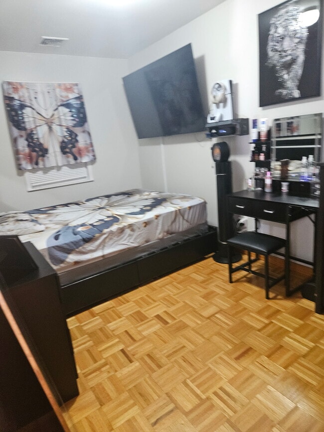 162 MacArthur Ave Unit 2 Room Studio