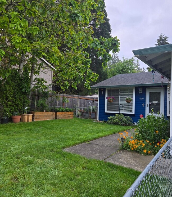 Photo - 650 SE Alder Ct