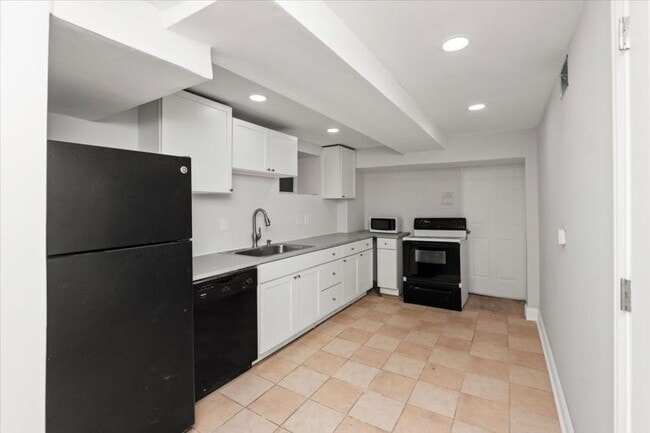 Building Photo - 3 bedroom in Chicago IL 60640 Unit Garden