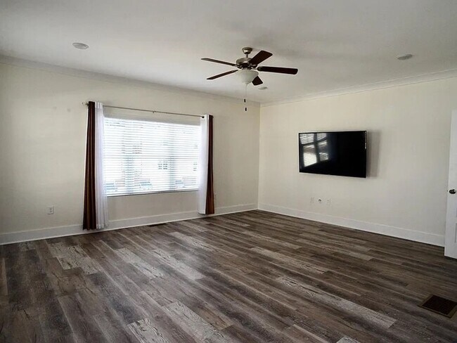 2008 Ocean Dr NW