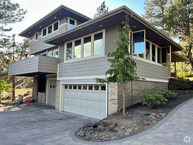 Building Photo - A Rare Offering in Bend’s Most Desirable A... Rental