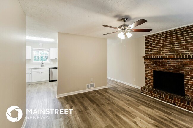 Photo - 635 Lakeridge Cir SE