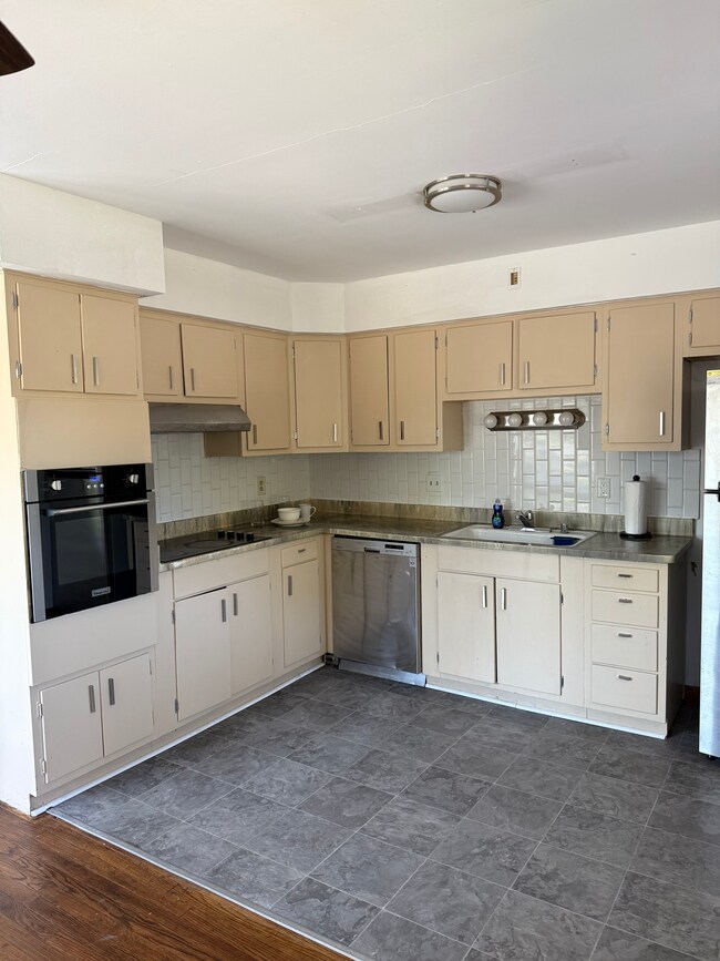 Updated stainless steel appliances - 9118 W Grantosa Dr Unit 5