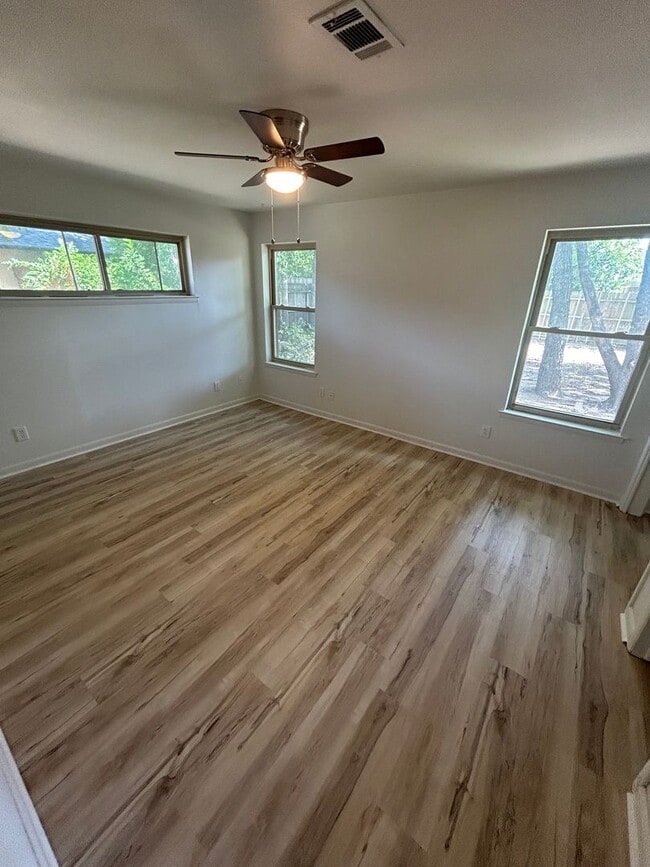 Photo - 2820 Yorkshire St