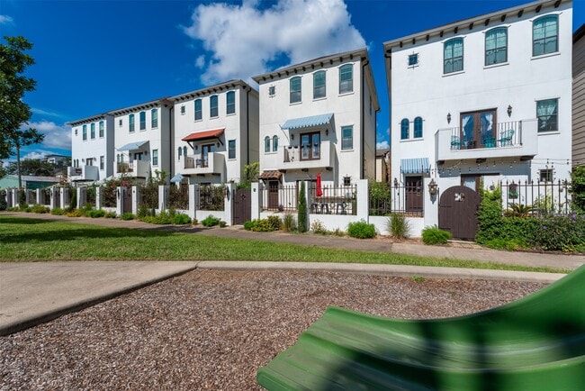 Photo - 905 W 22nd St