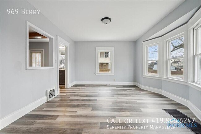 Photo - 969 Berry St