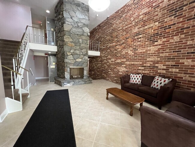 Lobby - Foyer - 850 S Lorraine Rd Unit 3L