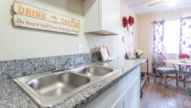 2BR,1BR,950SF