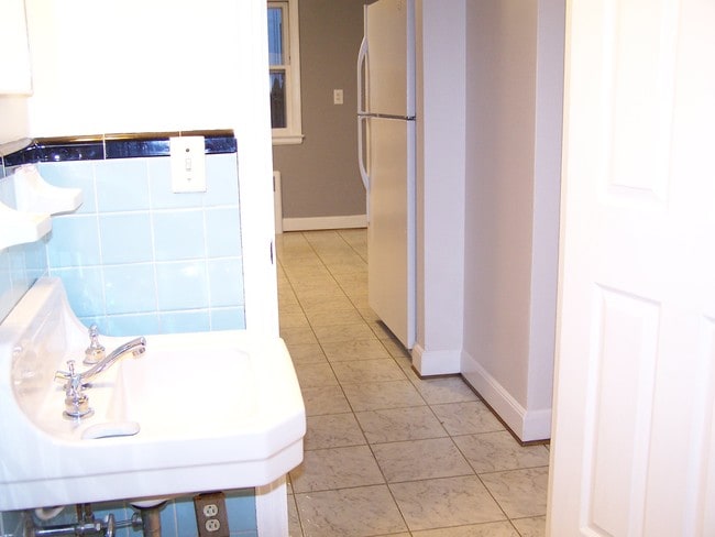 Building Photo - 47 Quaker Ln S Unit 2