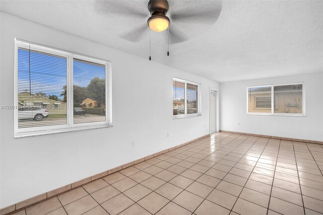 Photo - 535 NW 44th Ave Unidad 1